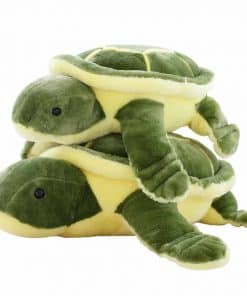 Deux peluches tortues vertes superposees