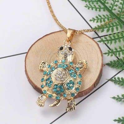Pendentif tortue et des petits strass bleu et blanc