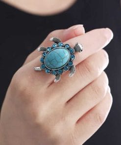 main ornée d'une bague tortue avec 14 cristaux