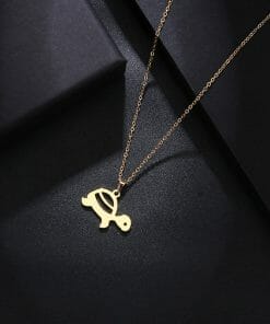 pendentif or sur fond noir