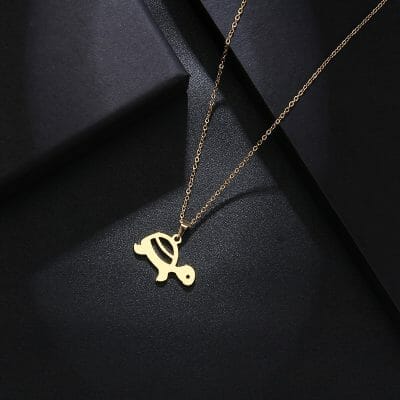 pendentif or sur fond noir
