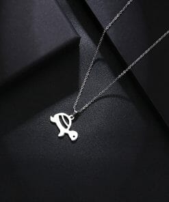 pendentif argent sur fond noir