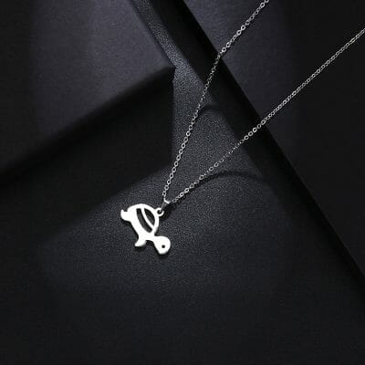 pendentif argent sur fond noir