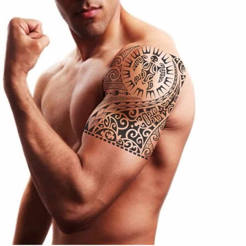 homme portant un tatouage tortue tribal