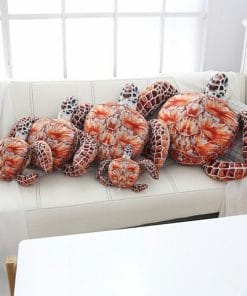 peluche tortue toute les tailles sur un canapé