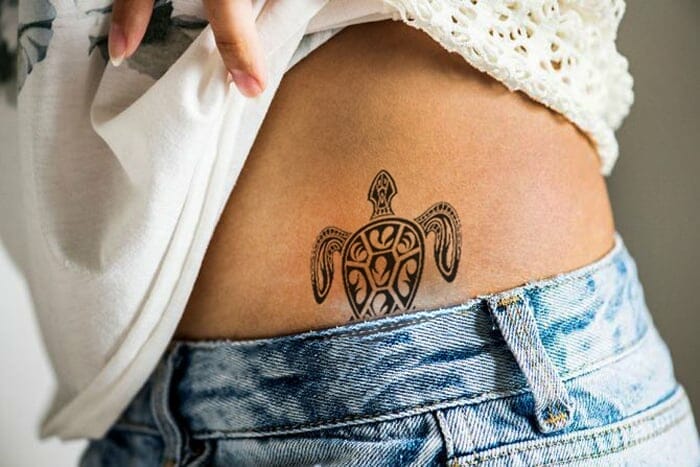 tatouage tortue signification : tatouage femme tortue hanche